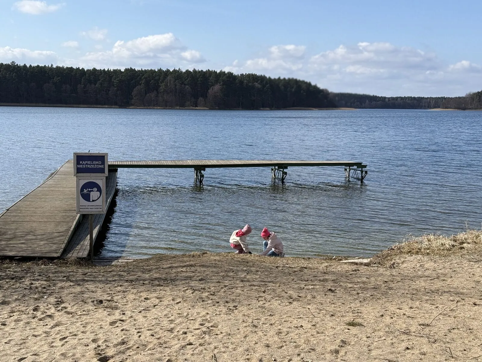 Dzieci bawiące się w piasku na plaży w Borsku przy pomoście nad Jeziorem Wdzydzkim