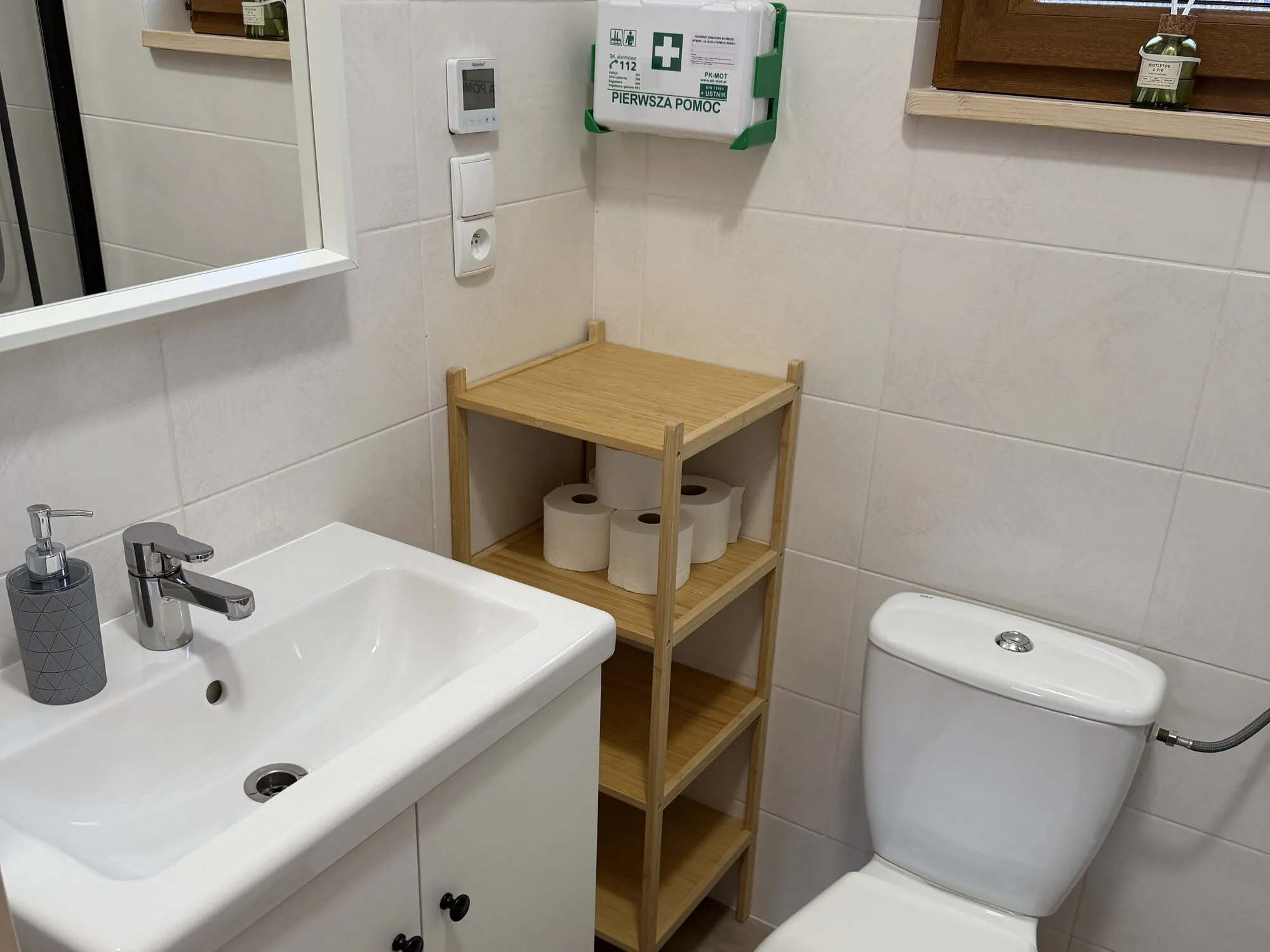 Bathroom with washbasin and shelf in the Forest cabin