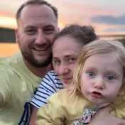 Maciek, Ola i Laura, gospodarze Domków Borsk, nad Jeziorem Wdzydzkim o zachodzie słońca