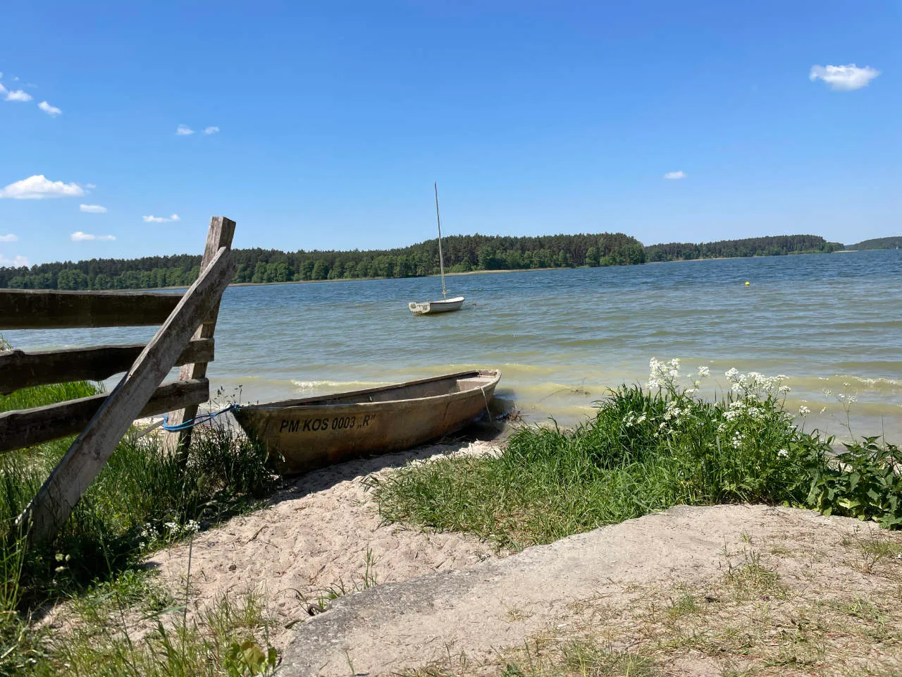 Brzeg Jeziora Wdzydzkiego w Borsku z łódką