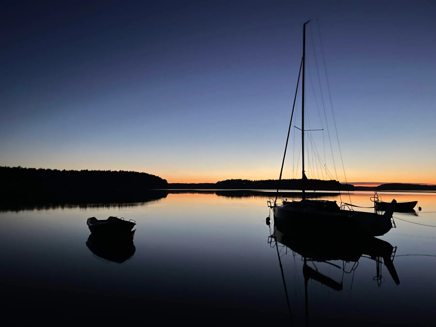 Segelboot auf dem Wdzydze-See bei Sonnenuntergang