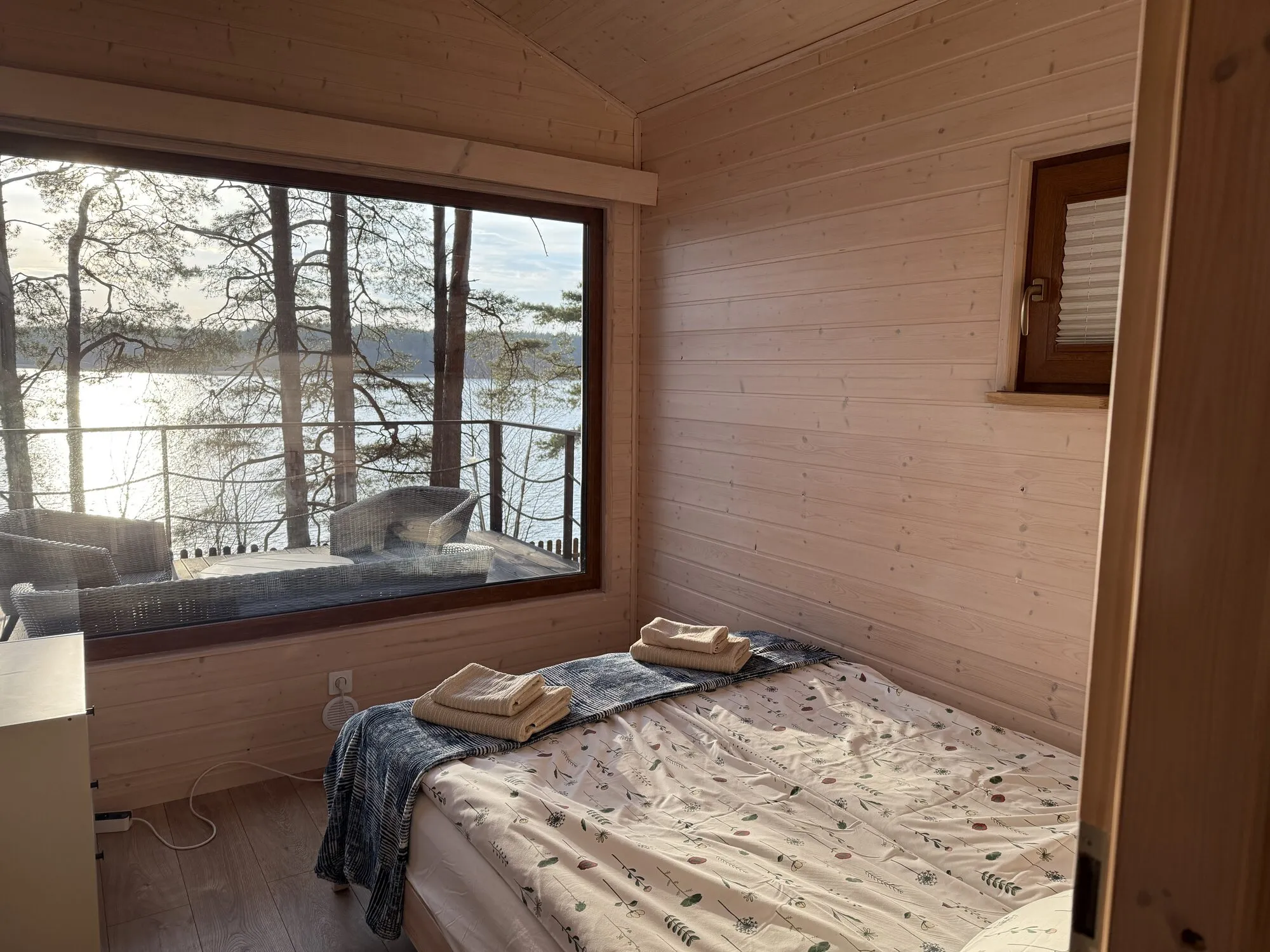 Large bedroom in the Panorama cabin with a panoramic window and lake view