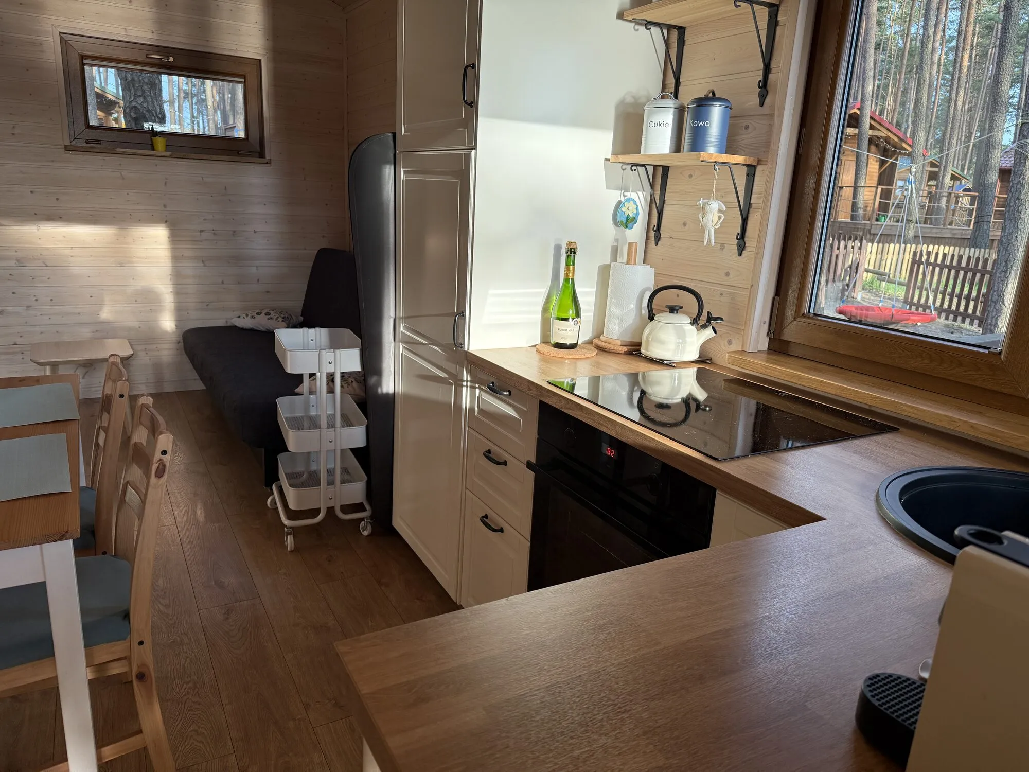 Fully equipped kitchenette with induction hob and oven in the Panorama cabin