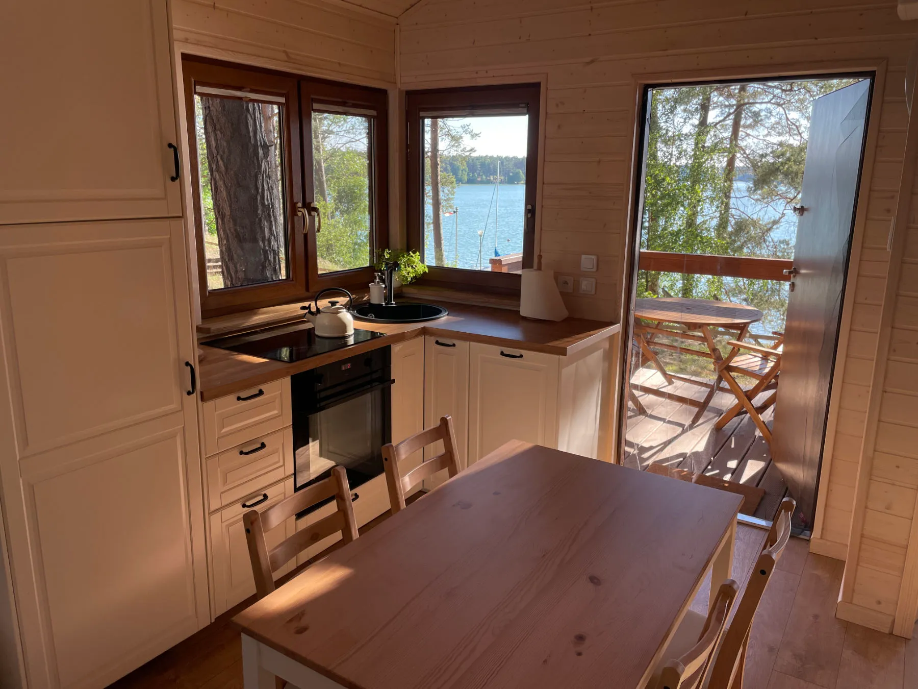 Kitchenette with table and lake view in the Panorama cabin